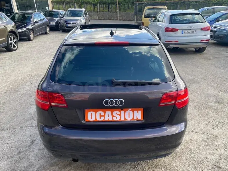 Usado Audi A3 Ambiente 140 CV (102 kW) 2011 Violeta / lila Utilitario