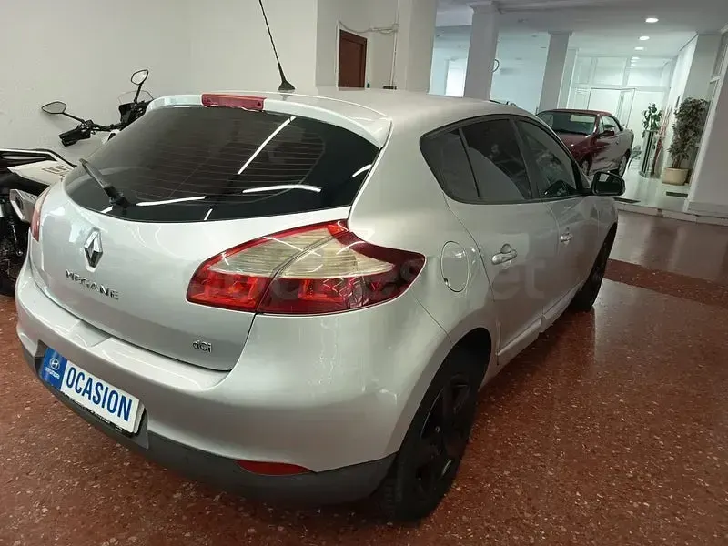 Usado Renault Mégane Business 95 CV (69 kW) 2015 Gris / plata Berlina