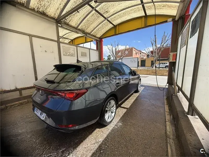 Usado Seat Leon Style 150 CV (110 kW) 2024 Gris / plata Familiar
