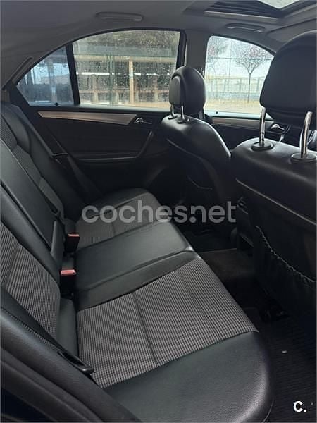 Usado Mercedes C220 Avantgarde 143 HP (105 kW) 2005 Preto Sedan