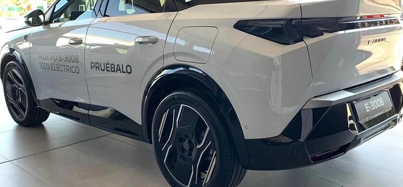 Usado Peugeot e-3008 GT 156 kW (213 CV) 2024 Blanco okenite SUV