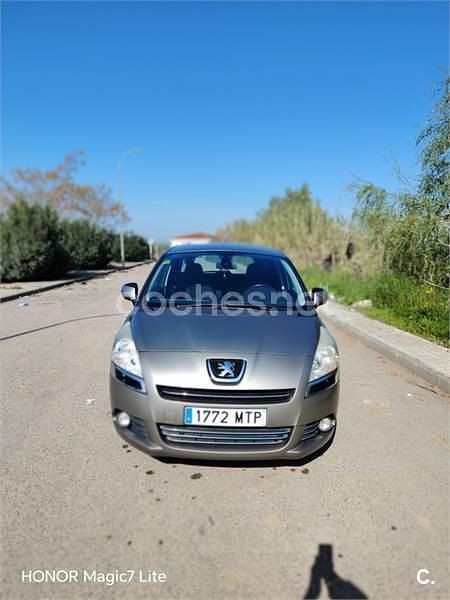 Usado Peugeot 5008 Access 112 CV (82 kW) 2012 Beige Monovolumen