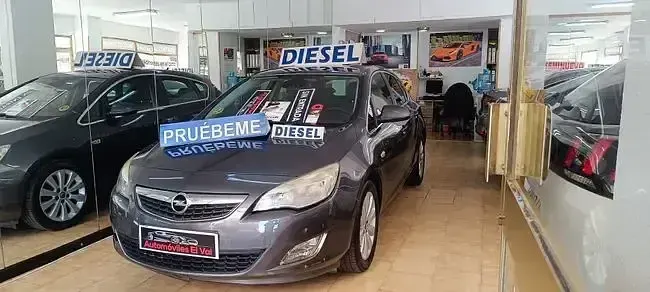 Usado Opel Astra Enjoy 110 CV (80 kW) 2010 Gris / plata Berlina
