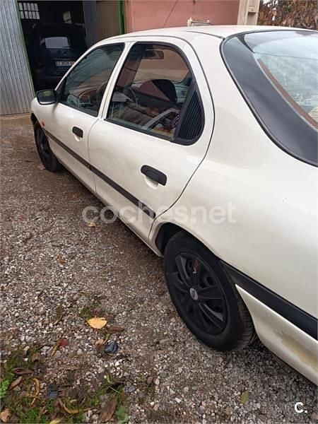 Usado Ford Mondeo Ghia 136 CV (100 kW) 1993 Blanco Familiar