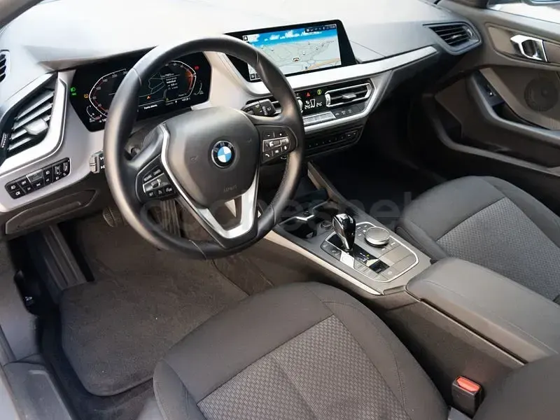 Usado BMW 118 Sport Line 150 CV (110 kW) 2022 Gris / plata Utilitario