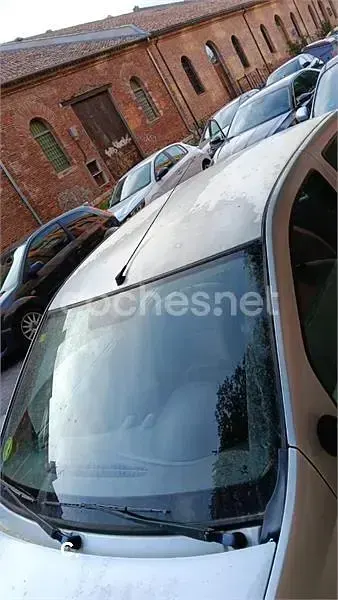 Usado Dacia Logan Lauréate 90 CV (66 kW) 2006 Gris / plata Berlina