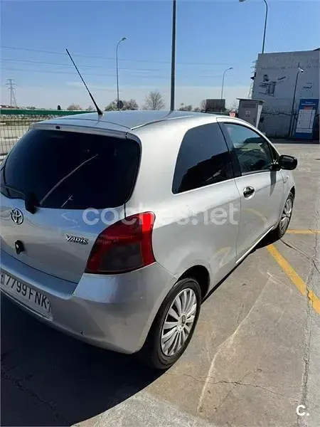 Usado Toyota Yaris 90 CV (66 kW) 2007 Gris / plata Utilitario