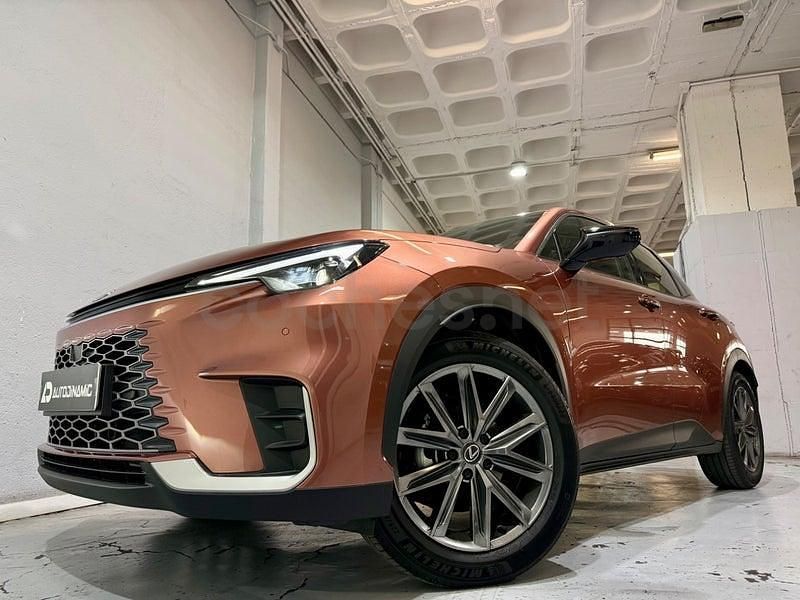 Usado Lexus LBX 136 CV (100 kW) 2025 Gris / plata SUV