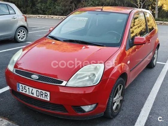Usado Ford Fiesta Trend 68 CV (50 kW) 2005 Rojo Utilitario