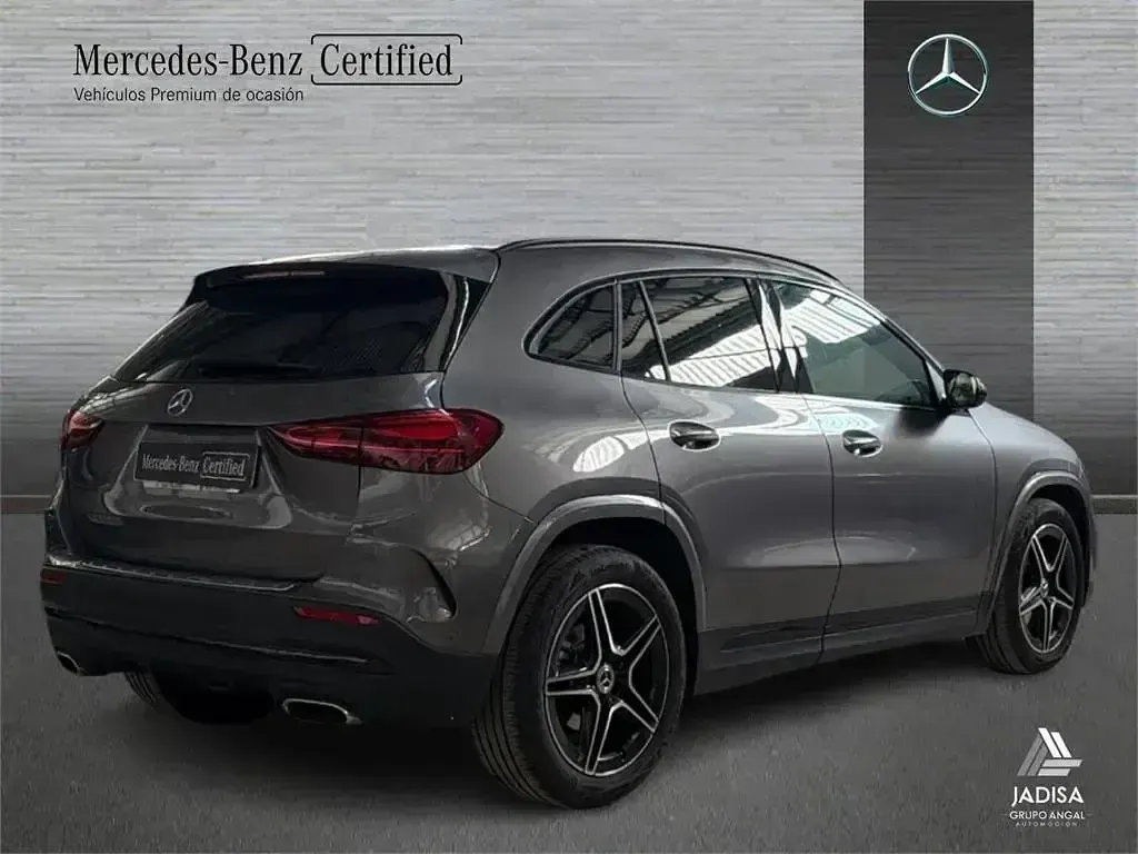 Usado Mercedes GLA200 150 CV (110 kW) 2025 Gris montaña SUV