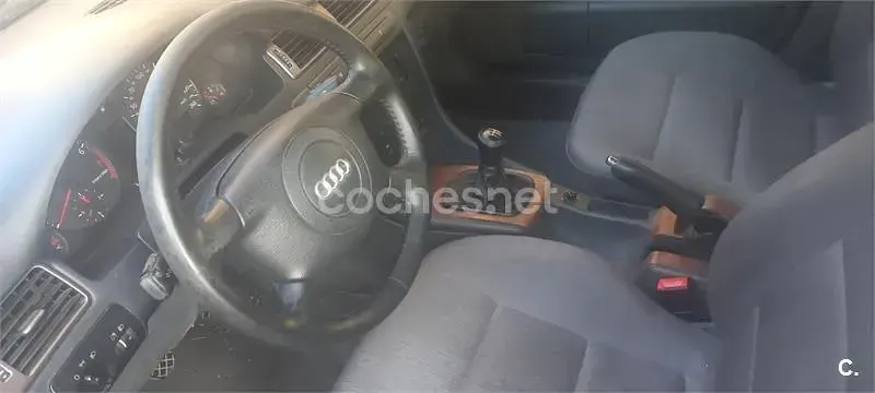 Usado Audi A6 165 CV (121 kW) 1999 Gris / plata Berlina