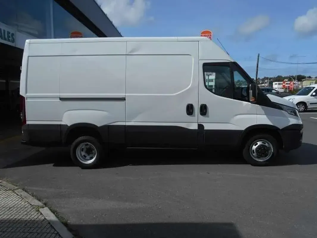 Usado Iveco Daily 140 CV (102 kW) 2019 Blanco Van