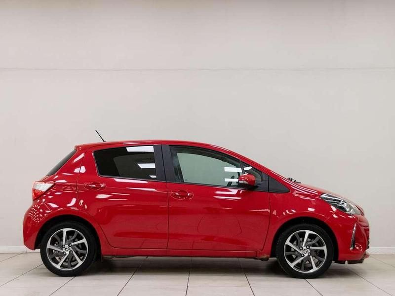 Używany Toyota Yaris 111 KM (81 kW) 2019 Czerwony Sedan/Limuzyna