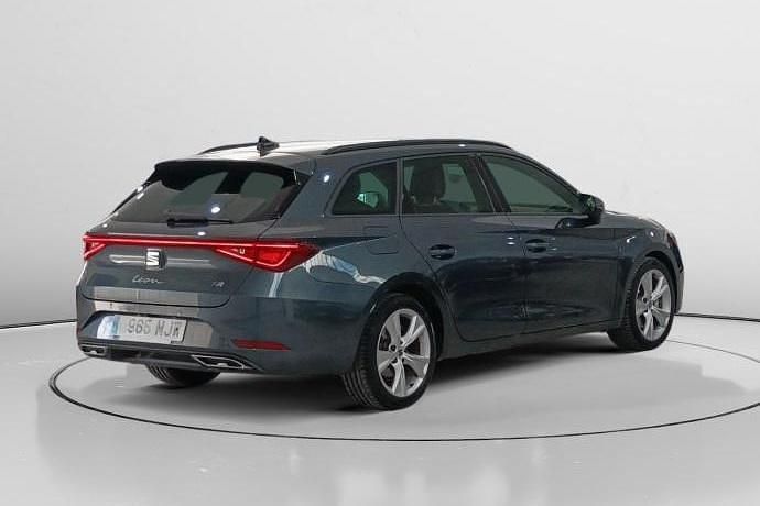 Usado Seat Leon FR 131 CV (96 kW) 2023 Gris Utilitario