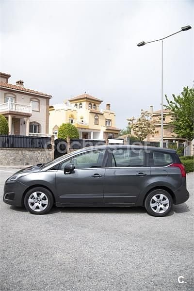 Usado Peugeot 5008 Style 115 CV (84 kW) 2014 Gris / plata Monovolumen