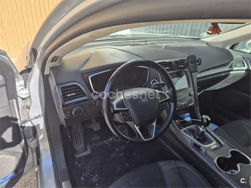 Usado Ford Mondeo Titanium 165 CV (121 kW) 2019 Gris / plata Berlina