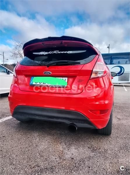 Usado Ford Fiesta 140 CV (102 kW) 2015 Rojo Berlina