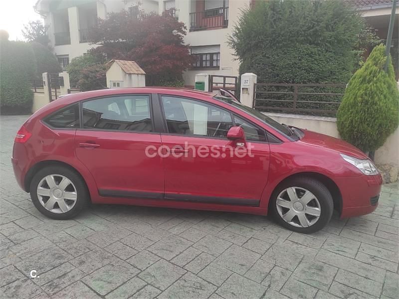 Usado Citroën C4 110 CV (80 kW) 2005 Granate Berlina