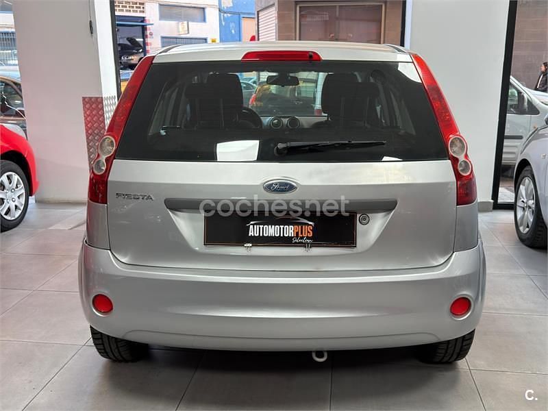 Usado Ford Fiesta Ambiente 70 CV (51 kW) 2007 Gris / plata Utilitario