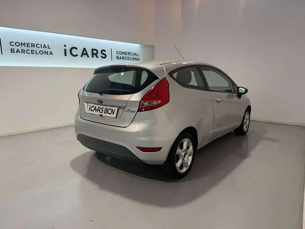 Usado Ford Fiesta Trend 90 CV (66 kW) 2010 Gris Utilitario