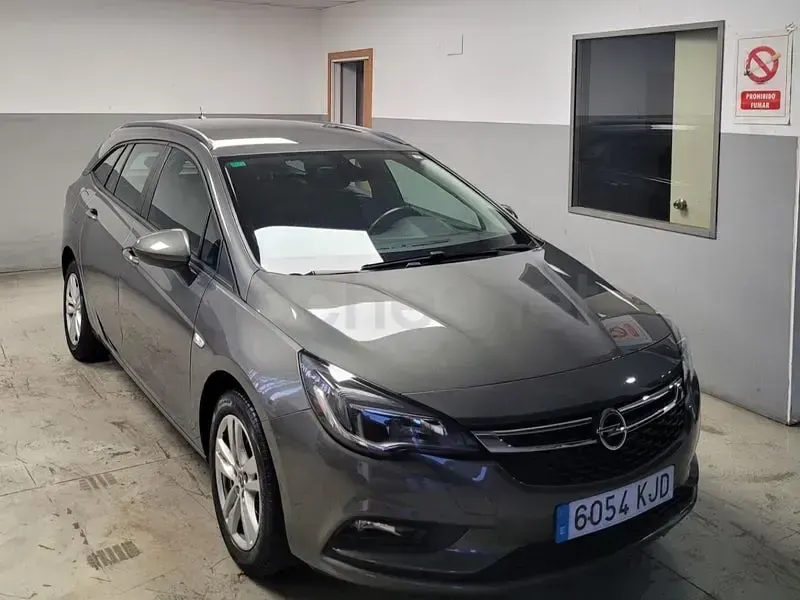 Usado Opel Astra Business 110 CV (80 kW) 2018 Gris / plata Familiar