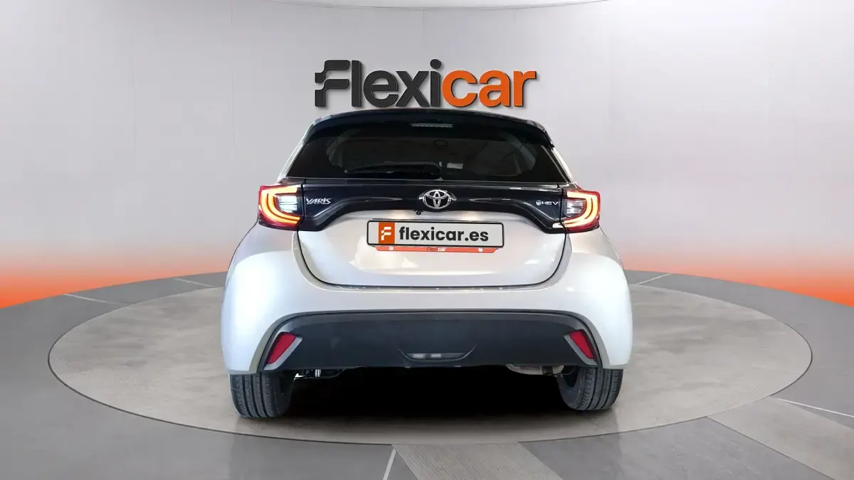 Usado Toyota Yaris Hybrid Active 116 CV (85 kW) 2025 Gris Berlina