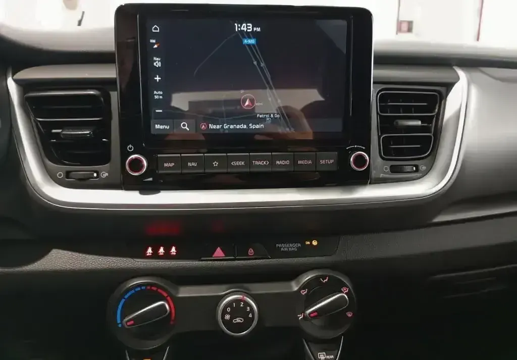 Usado Kia Stonic 100 CV (73 kW) 2024 Gris SUV