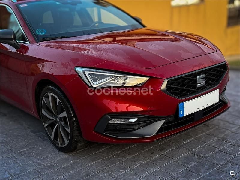 Usado Seat Leon FR 150 CV (110 kW) 2021 Rojo Familiar
