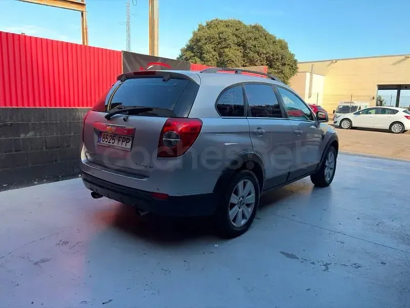 Usado Chevrolet Captiva LT 150 CV (110 kW) 2007 Gris / plata SUV