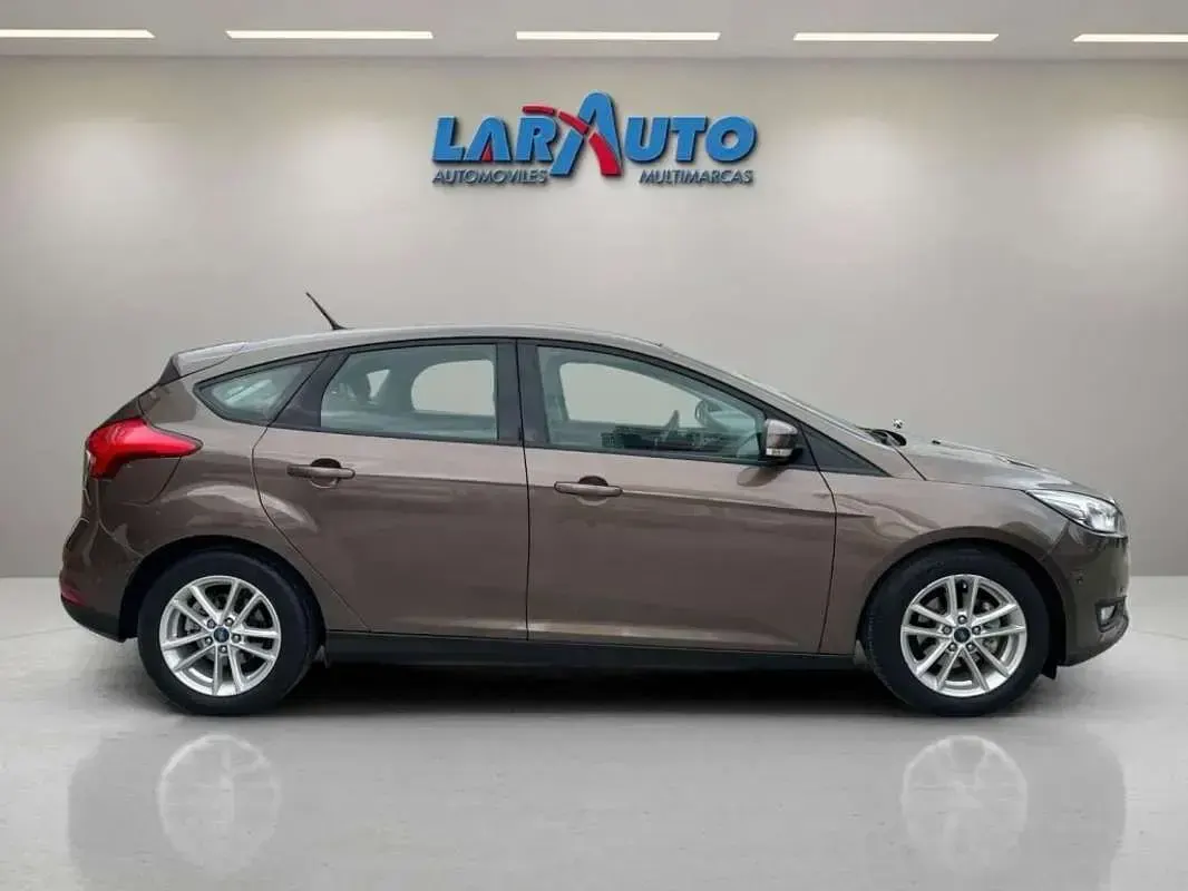 Usado Ford Focus Trend+ 120 CV (88 kW) 2017 Marrón Utilitario