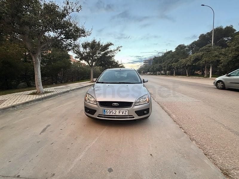 Usado Ford Focus Trend 115 CV (84 kW) 2007 Gris / plata Berlina