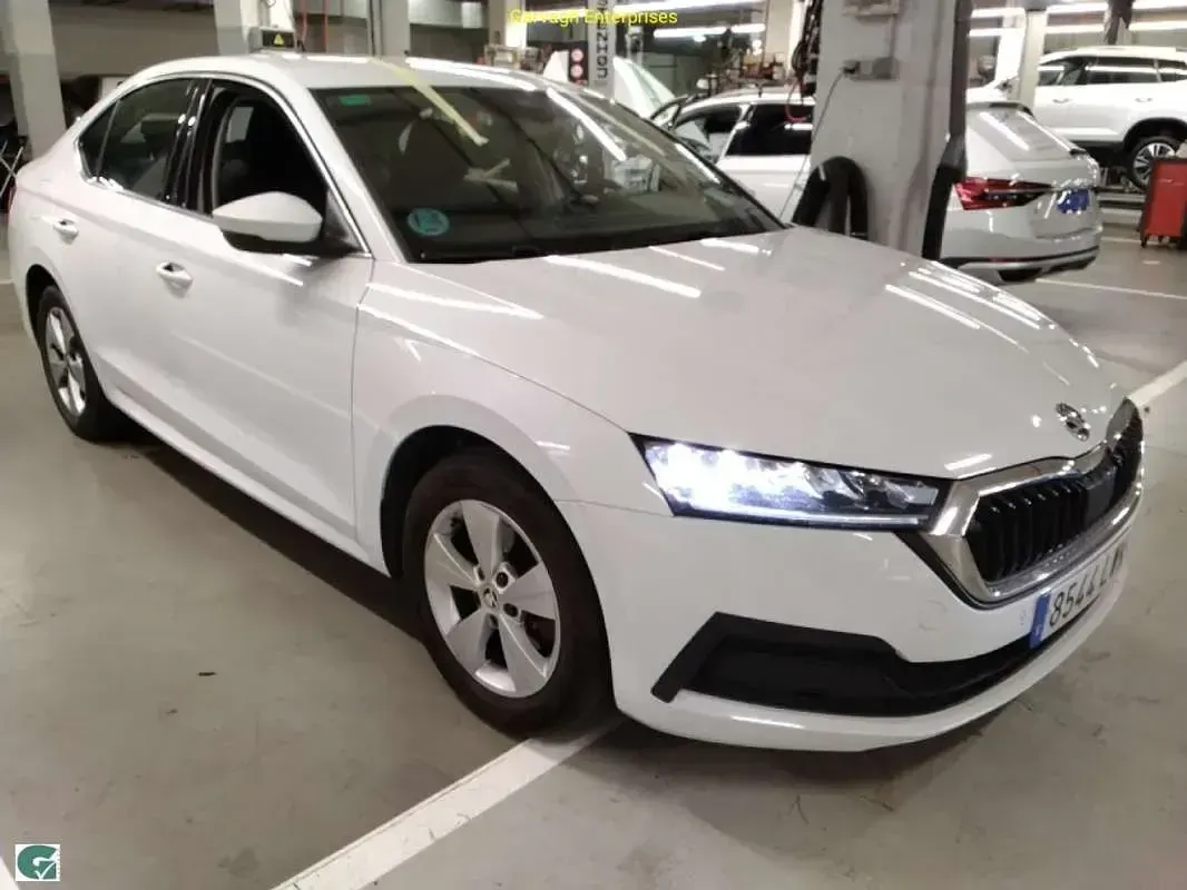 Usado Skoda Octavia Ambition 116 CV (85 kW) 2022 Blanco Utilitario