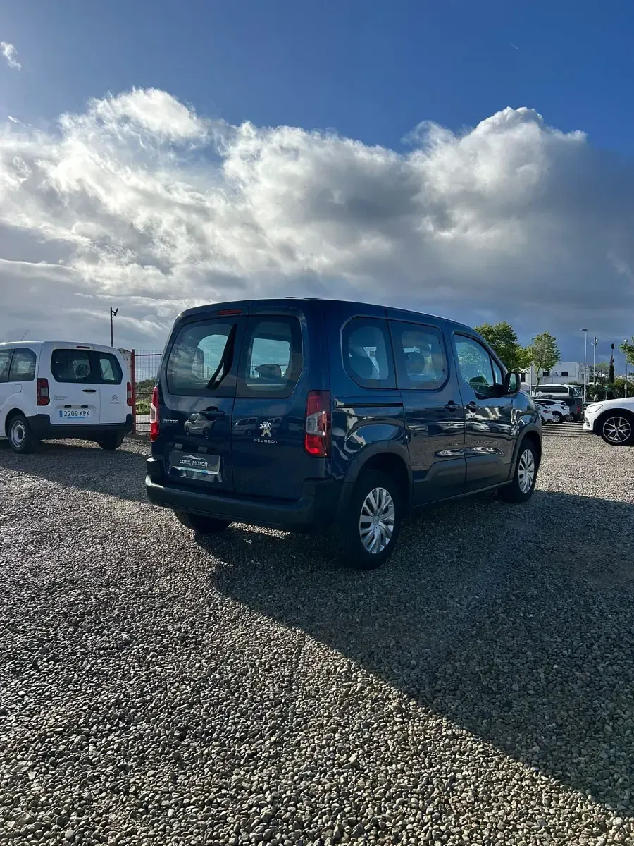 Usado Peugeot Rifter Active 100 CV (73 kW) 2021 Azul Monovolumen
