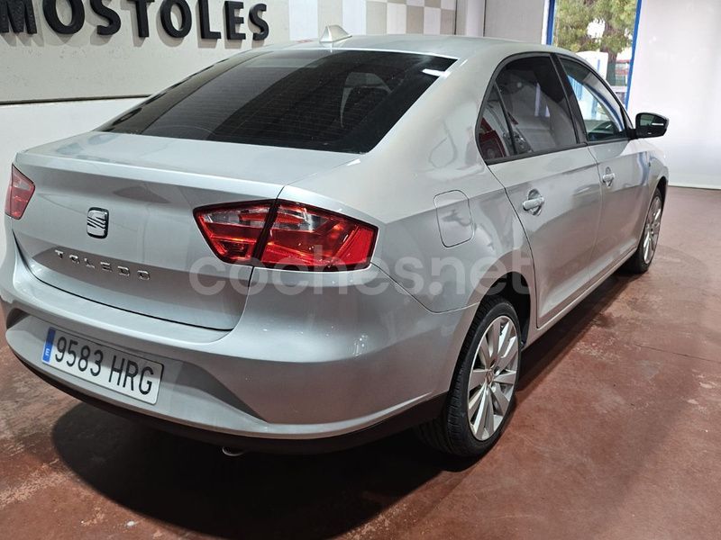 Usado Seat Toledo Reference 105 CV (77 kW) 2013 Gris / plata Berlina