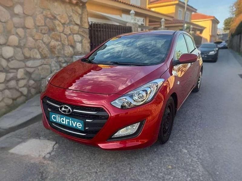 Usado Hyundai i30 110 HP (80 kW) 2015 Vermelho Sedan
