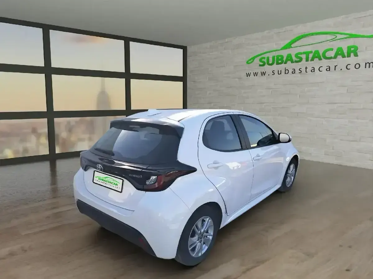 Usado Toyota Yaris Business Edition 115 CV (84 kW) 2022 Blanco Utilitario