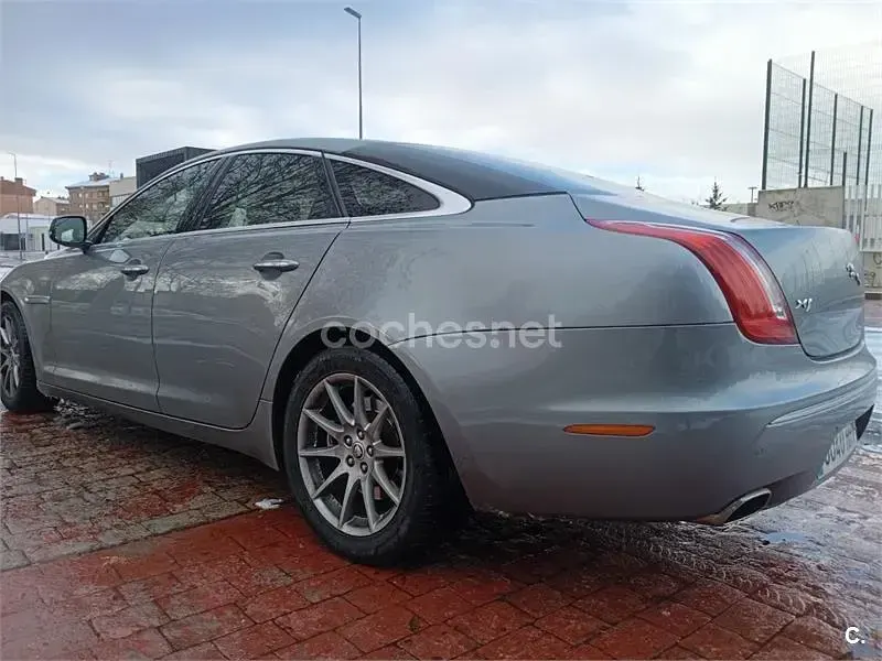 Usado Jaguar XJ Premium Luxury 275 CV (202 kW) 2012 Gris / plata Berlina