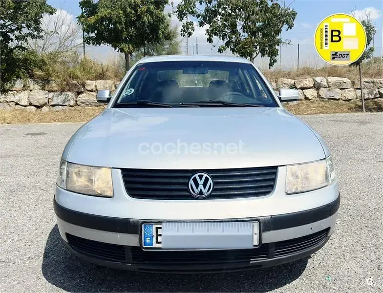 Usado VW Passat Highline 150 CV (110 kW) 2001 Gris / plata Berlina