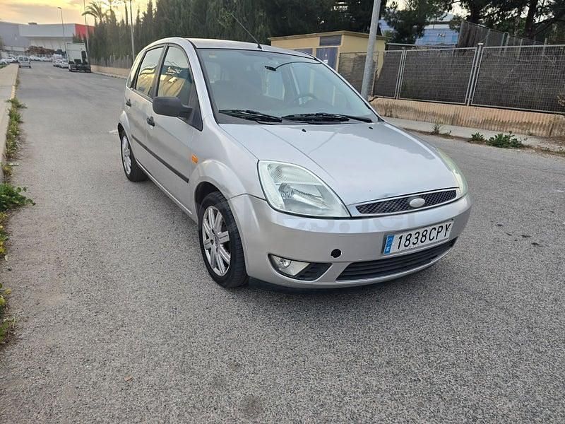 Usado Ford Fiesta Trend 68 CV (50 kW) 2003 Gris / plata Utilitario