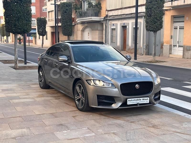 Usado Jaguar XF R-Sport 180 CV (132 kW) 2019 Gris / plata Berlina