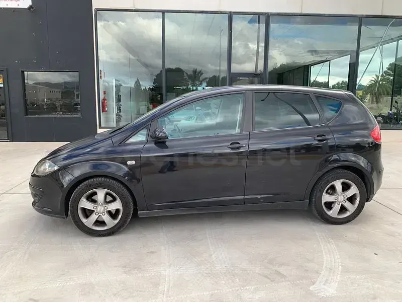 Usado Seat Altea Style 105 CV (77 kW) 2008 Negro Monovolumen