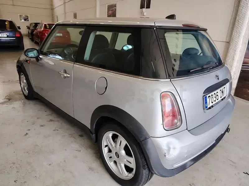 Usado Mini ONE 90 CV (66 kW) 2006 Gris / plata Utilitario