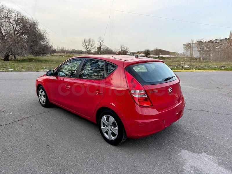 Usado Hyundai i30 Comfort 109 CV (80 kW) 2009 Rojo Berlina