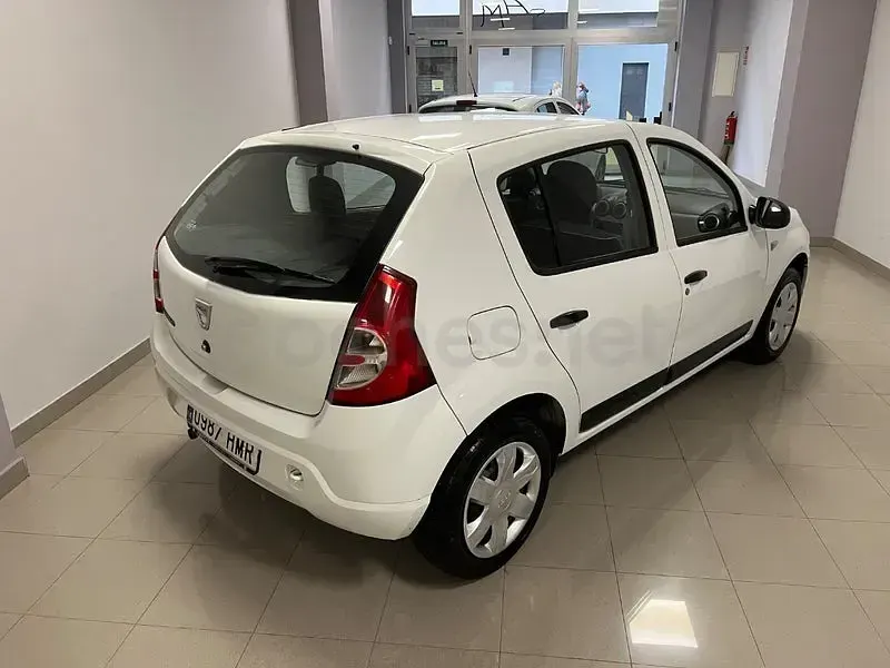 Usado Dacia Sandero Ambiance 75 CV (55 kW) 2012 Blanco Berlina