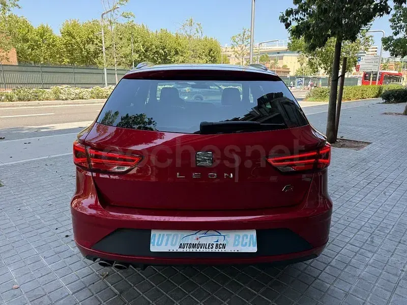 Usado Seat Leon Style 150 CV (110 kW) 2020 Granate Familiar