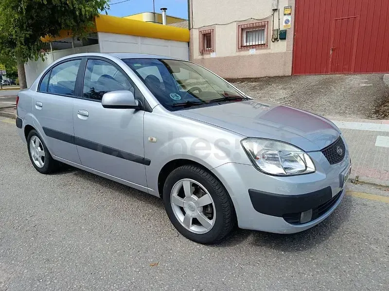 Usado Kia Rio EX 110 CV (80 kW) 2006 Gris / plata Berlina