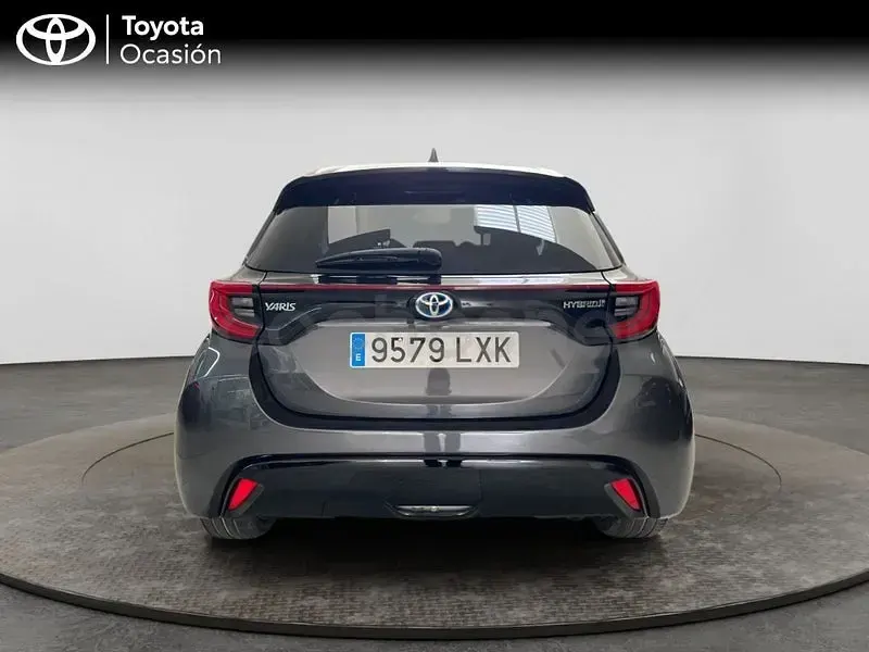 Usado Toyota Yaris Hybrid Style 116 CV (85 kW) 2022 Gris / plata Berlina