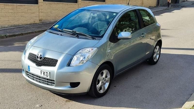 Usado Toyota Yaris Luna 90 CV (66 kW) 2007 Plateado Utilitario
