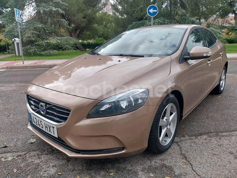 Beige Usado 2014 Volvo V40 Kinetic Berlina | 7500 € (Precio justo) - Imagen 1/4