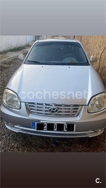 Gris / plata Usado 2004 Hyundai Accent Berlina | 2100 € - Imagen 1/4